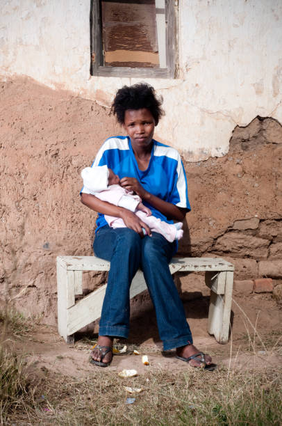 jovem africano mãe com seu bebê - teenage pregnancy mother social issues family - fotografias e filmes do acervo