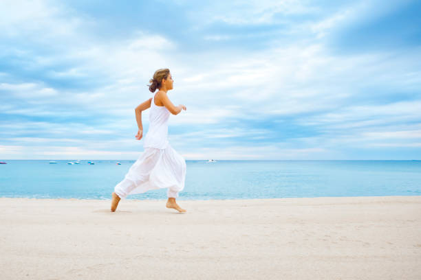 jovem correr na praia - zen like sea horizon over water blurred motion imagens e fotografias de stock