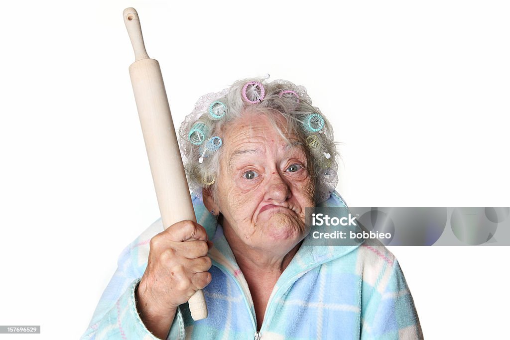 Senior umorismo: Irritabile donna fare facce e con Mattarello - Foto stock royalty-free di Donne anziane
