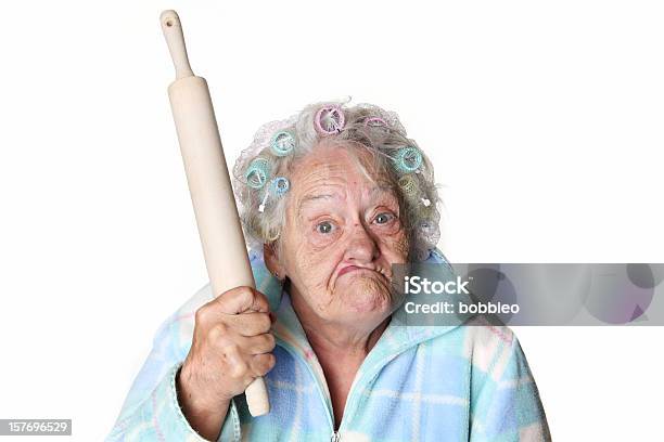 Senior Umorismo Irritabile Donna Fare Facce E Con Mattarello - Fotografie stock e altre immagini di Donne anziane
