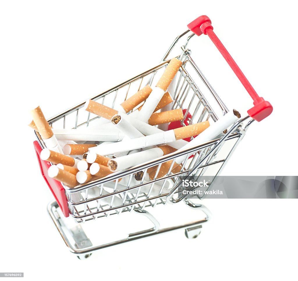 Comprar cigarrillos en cesta de compras - Foto de stock de Adicción libre de derechos