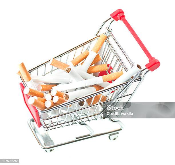 Comprar Cigarrillos En Cesta De Compras Foto de stock y más banco de imágenes de Adicción - Adicción, Afección médica, Antihigiénico
