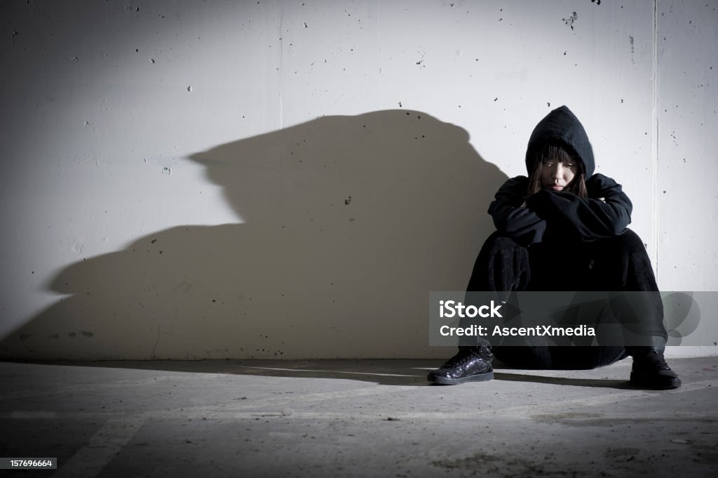 Dark luogo - Foto stock royalty-free di Adolescente