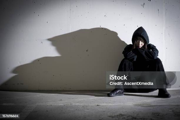 Foto de Lugar Escuro e mais fotos de stock de Adolescente - Adolescente, Uso de Drogas, Adolescência