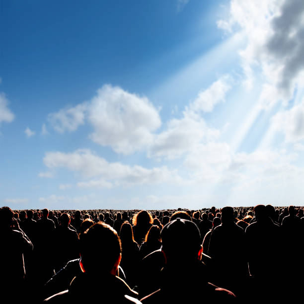 atestado personas sobre el soleado cielo - crowd community large group of people protest fotografías e imágenes de stock