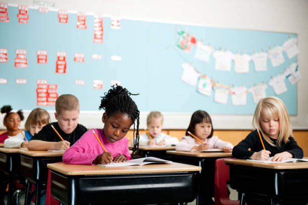 schule kinder - grundschüler stock-fotos und bilder