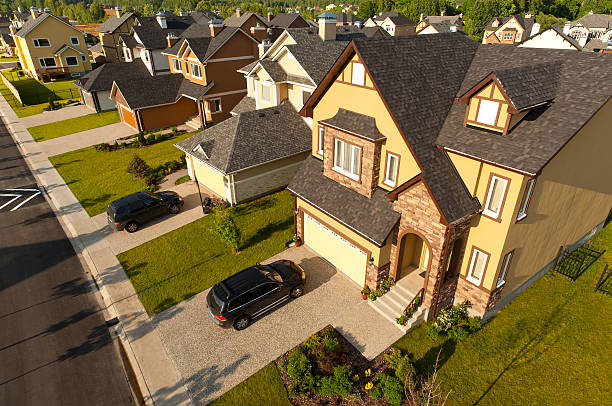 plusieurs maisons de banlieue. vue grand angle. - suburb house garage facade photos et images de collection