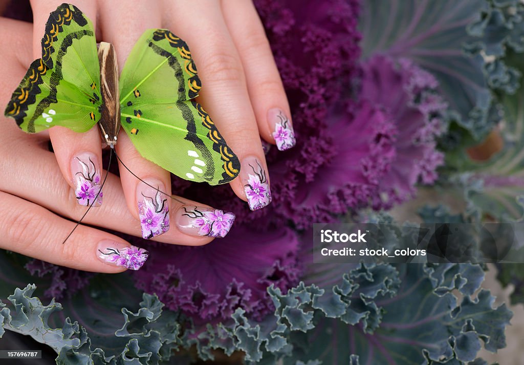 Mujer con manicura y mariposa - Foto de stock de Acrílico libre de derechos