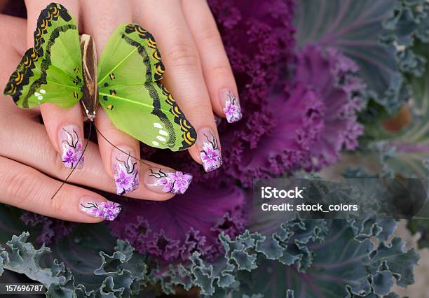 Mulher Manicure E Borboleta - Fotografias de stock e mais imagens de Pintura em Tinta Acrílica - Pintura em Tinta Acrílica, Salão de Beleza, Unha