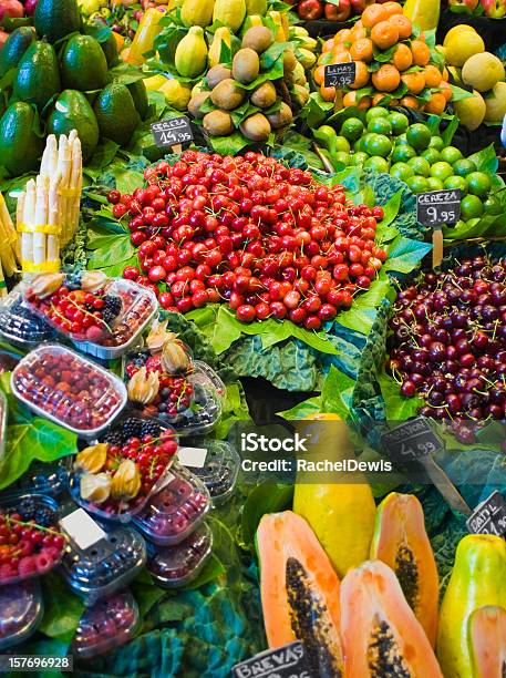 Barcelona La Boqueria Markt Obst Und Gemüse Stockfoto und mehr Bilder von Amerikanische Heidelbeere - Amerikanische Heidelbeere, Antioxidationsmittel, Apfel