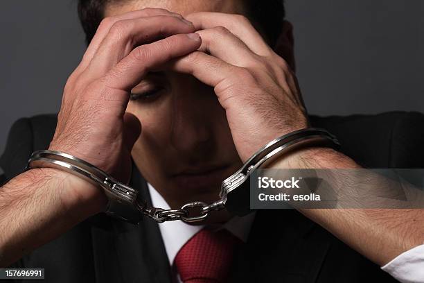 Handcuffed Empresário - Fotografias de stock e mais imagens de Homem de Negócios - Homem de Negócios, Roubo Empresarial, Algema