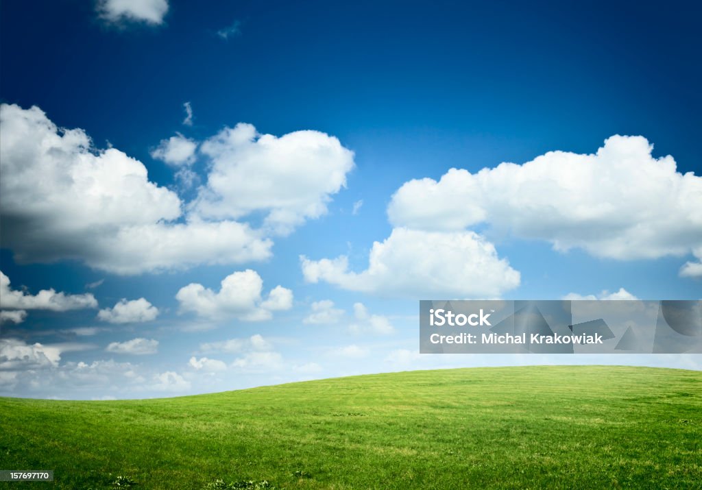 Con lomas meadow - Foto de stock de Cielo libre de derechos