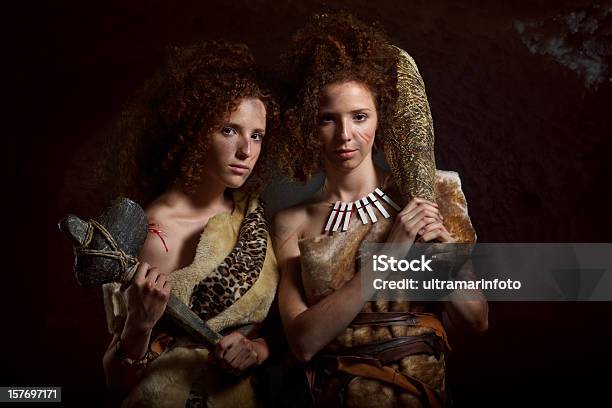 Twin Sisters - Fotografie stock e altre immagini di Età della pietra - Età della pietra, Preistoria, Donne