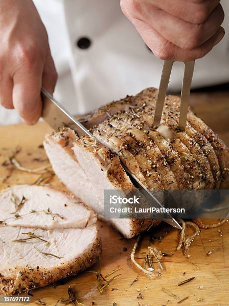 Entalhe De Um Chef De Porco Assado - Fotografias de stock e mais imagens de Carne - Carne, Trinchar alimentos, Assado