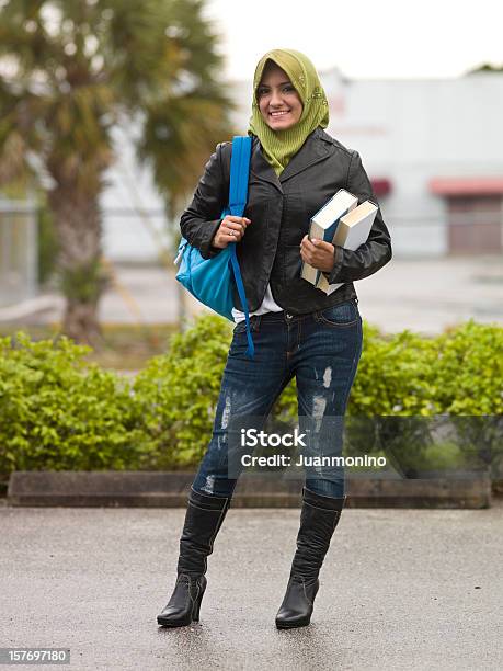 Photo libre de droit de Femme Musulmane Étudiant En Université banque d'images et plus d'images libres de droit de Niveau d'éducation - Niveau d'éducation, Hijab, Cadrage en pied