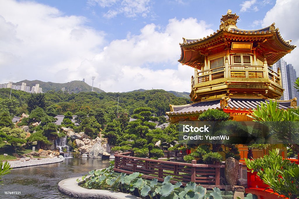 Pavillon doré et bassin aux Lotus - Photo de Hong-Kong libre de droits