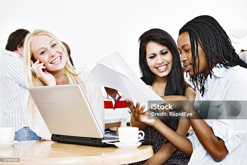 Heureux jeunes avec des documents et ordinateur portable au café - Photo de Adulte libre de droits