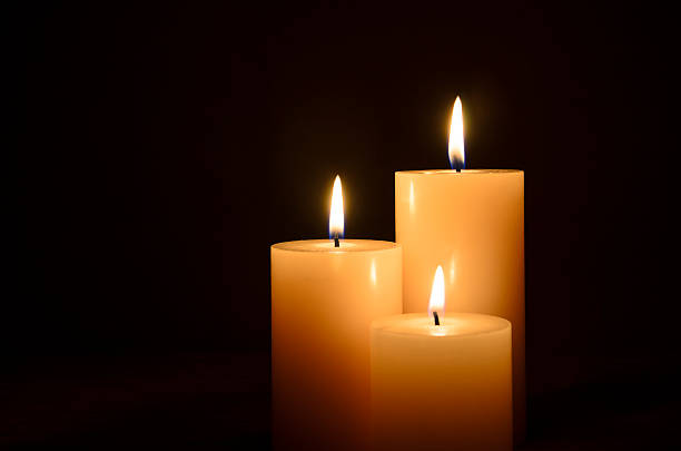 kerzen in der dunkelheit - lighted candle stock-fotos und bilder