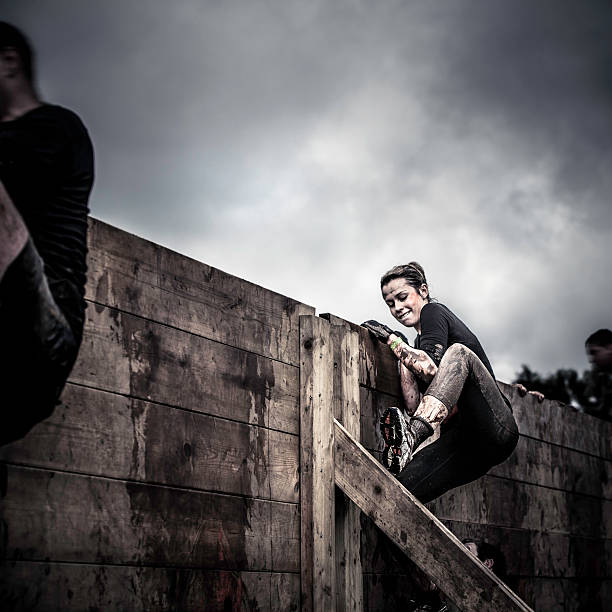 determinação: atleta feminina na concorrência - obstacle course - fotografias e filmes do acervo