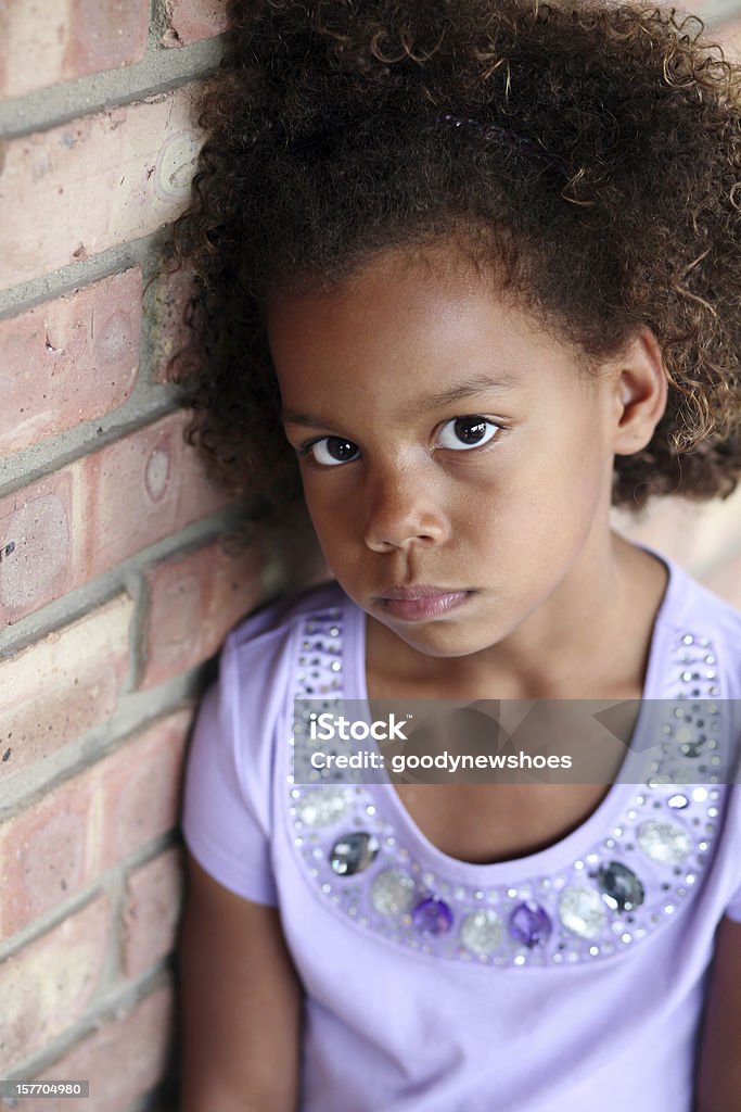 Smutny Mały african-american girl - Zbiór zdjęć royalty-free (Dziewczyny)