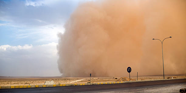 tormenta de arena en jordania - tempestad-de-arena fotografías e imágenes de stock