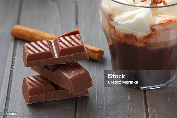Foto de Pedaços De Chocolate E Canela Em Pau Chocolatemilkshake Em Fundo De Madeira e mais fotos de stock de Amontoamento