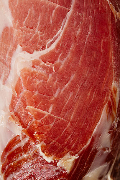 スペインセラーノハムのスライスのクローズアップの背景状 - serrano chilli pepper meat ham spain ストックフォトと画像