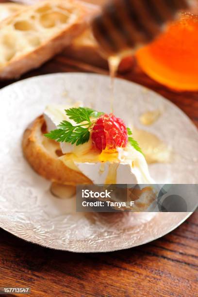 Brie Chese Schnittchen Stockfoto und mehr Bilder von Eingießen - Eingießen, Bildschärfe, Himbeere