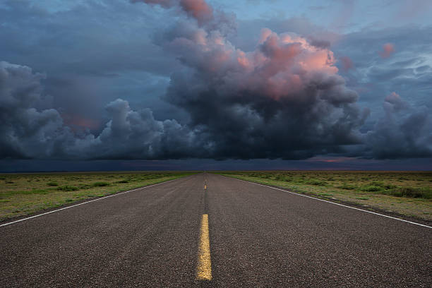 xxl estrada no deserto e tempestade com trovoadaweather condition - desert road fotos imagens e fotografias de stock