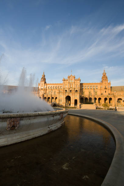 plaza de españa in sevilla, spanien - seville sevilla fountain palacio espanol stock-fotos und bilder