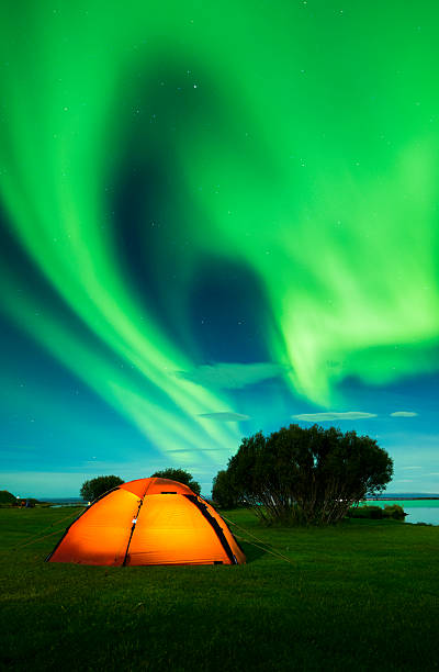 aurora borealis auf island - iceland meteorology aurora borealis galaxy stock-fotos und bilder