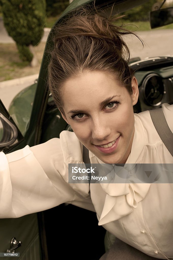 Frau in einem Oldtimer - Lizenzfrei 1950-1959 Stock-Foto