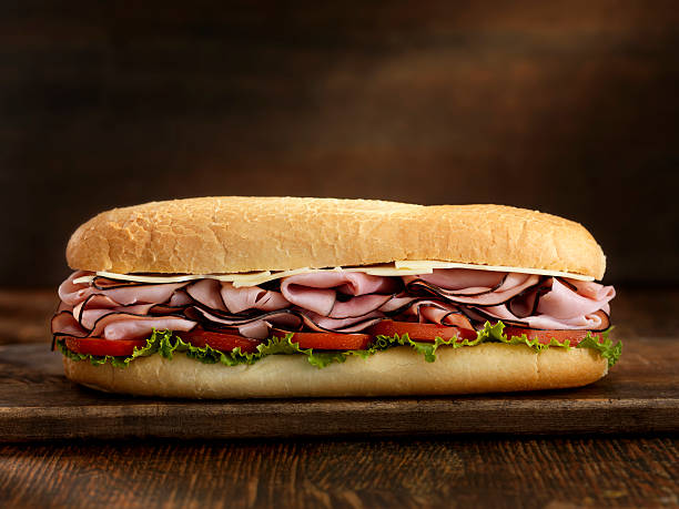 meter lange schinken und schweizer käse-sub - sandwich submarine sandwich ham bun stock-fotos und bilder
