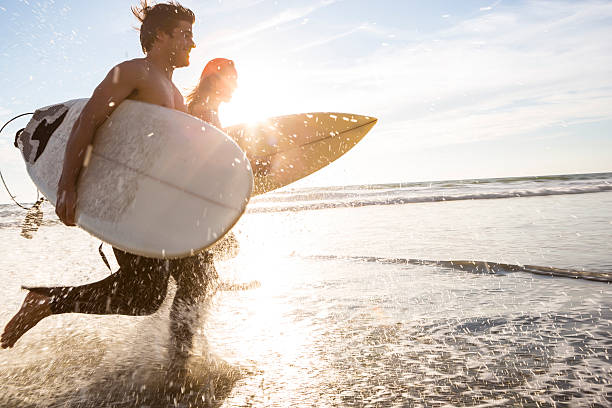 surfeurs sur la plage - exercising wetsuit people expressing positivity photos et images de collection