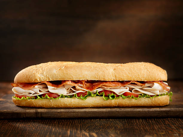 pé o sanduíche de peru e bacon - portion turkey sandwich close up - fotografias e filmes do acervo