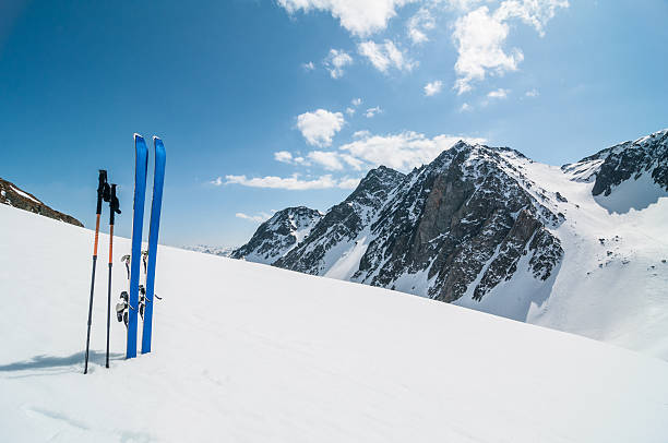 paisagem de montanha do inverno com esqui - snow skiing - fotografias e filmes do acervo