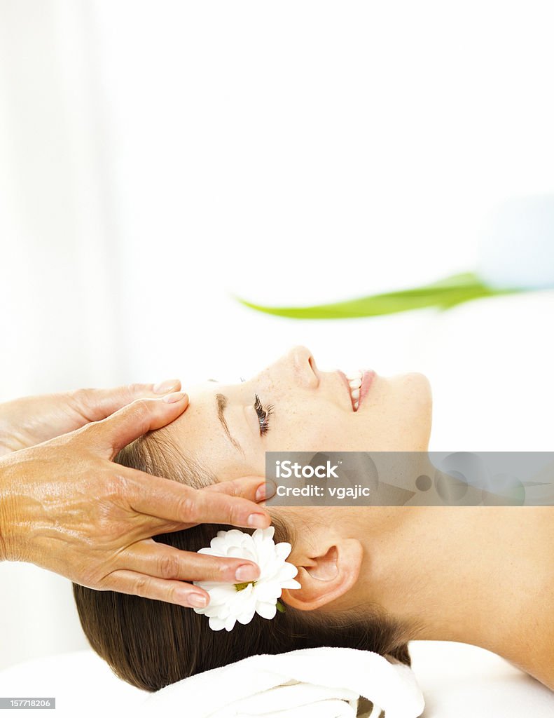 Jeune femme profiter de Massage de la tête. - Photo de Masser libre de droits