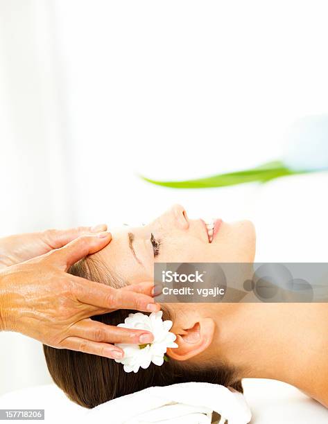 Photo libre de droit de Jeune Femme Profiter De Massage De La Tête banque d'images et plus d'images libres de droit de Masser - Masser, Adulte, Beauté