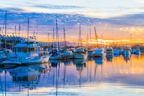 Barcos, marina al atardecer, amanecer de nubes, bahía de San Diego, California photo