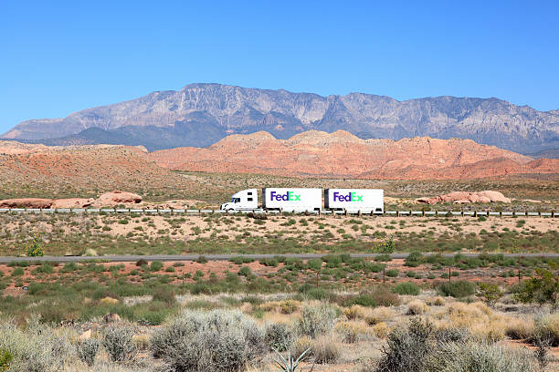 fedex ground sie die wunderschönen amerikanischen landschaft - truck space desert utah stock-fotos und bilder