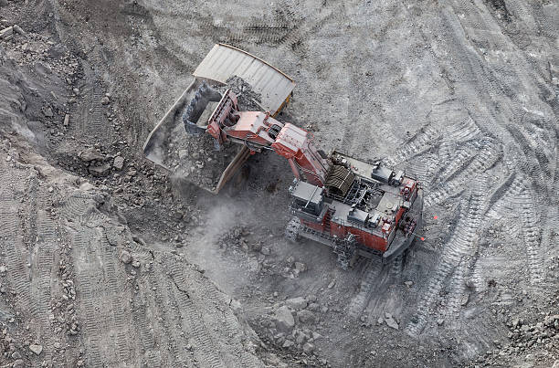 minière hydrolic excavator, photo aérienne - alberta gas refinery tarsands oilsands photos et images de collection