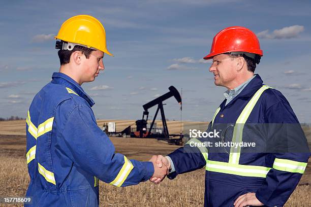 Ölfeld Hände Schütteln Stockfoto und mehr Bilder von Abmachung - Abmachung, Arbeiter, Ausrüstung und Geräte