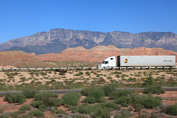 ups fracht lkw auf autobahn in utah wunderschönen - truck space desert utah stock-fotos und bilder