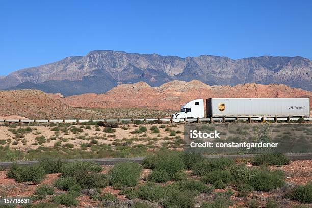 Ups 貨物トラックで美しい Highway ユタ州で - ユナイテッド・パーセル・サービス株式会社のストックフォトや画像を多数ご用意 - ユナイテッド・パーセル・サービス株式会社, 貨物運送, エディトリアル