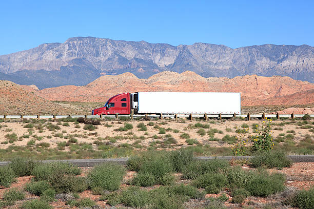 rot, weiß und blau straßenfracht die desert highway - truck space desert utah stock-fotos und bilder
