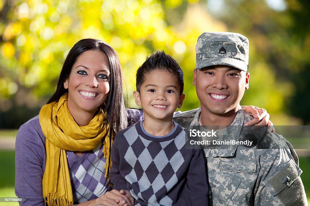 U S солдат с женой и сыном на открытом воздухе - Стоковые фото Азиатского и индийского происхождения роялти-фри