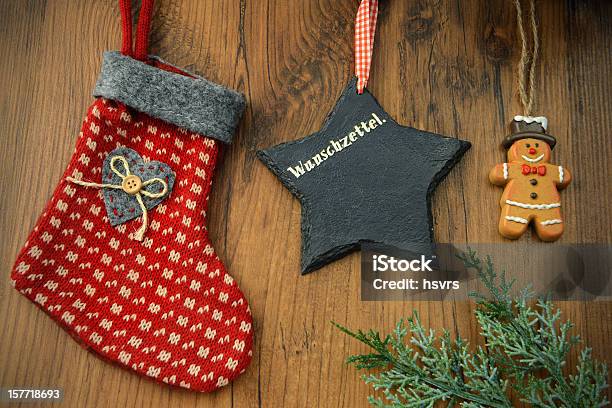 크리스마스 재고 거수 및 인공눈 남자 쿠키 테이블 강림절에 대한 스톡 사진 및 기타 이미지 - 강림절, 크리스마스 양말, 흰색 배경
