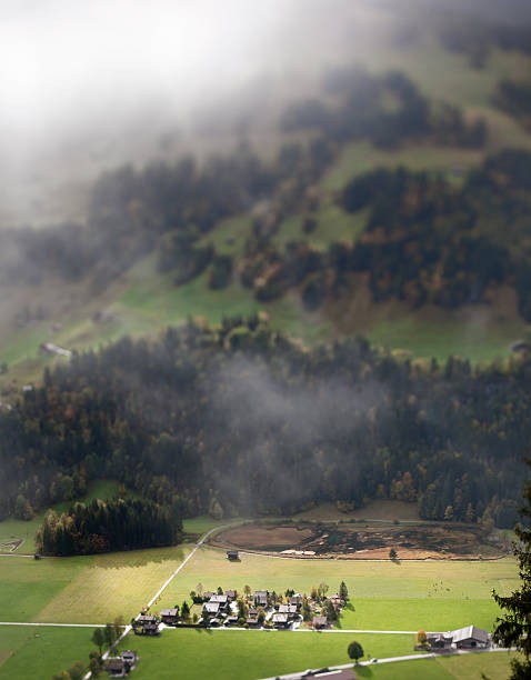 秋の景観にベルナーアルプススイス - tilt shift lens landscape mountain range overcast ストックフォトと画像