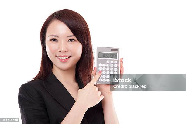 Foto de Bela Empresária Segurando Chinês Calculadora Sorrindo Em Fundo Branco e mais fotos de stock de Calculadora