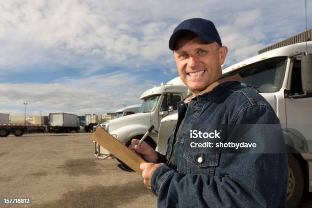 Lkwfahrer Und Warehouse Stockfoto und mehr Bilder von Abschicken - Abschicken, Arbeiter, Auslieferungslager